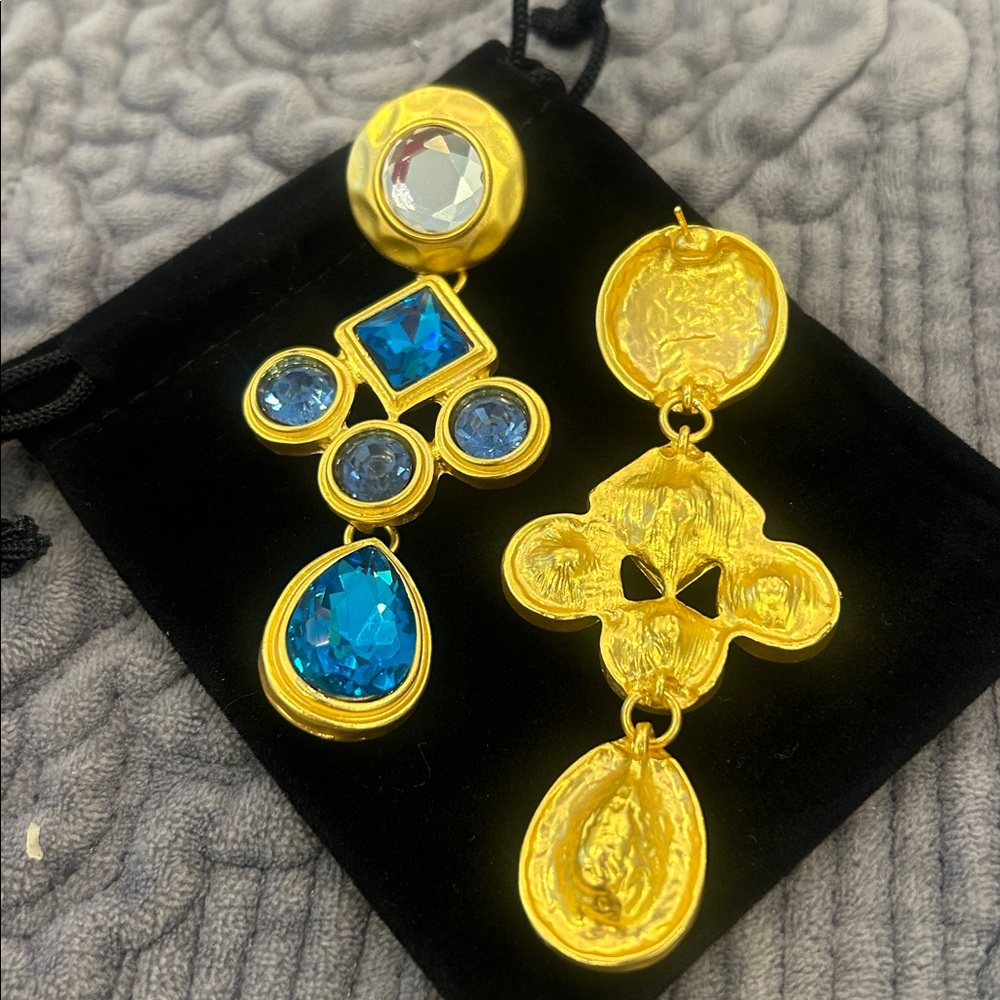Blue Austrian Crystals In Matte Gold Earrings-NWT - Picture 8 of 8